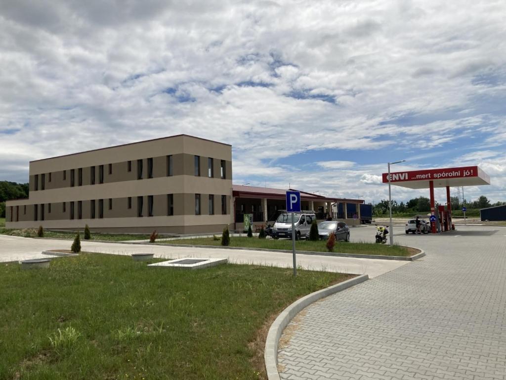 M70 Panzio Szemenyecsörnye Extérieur photo